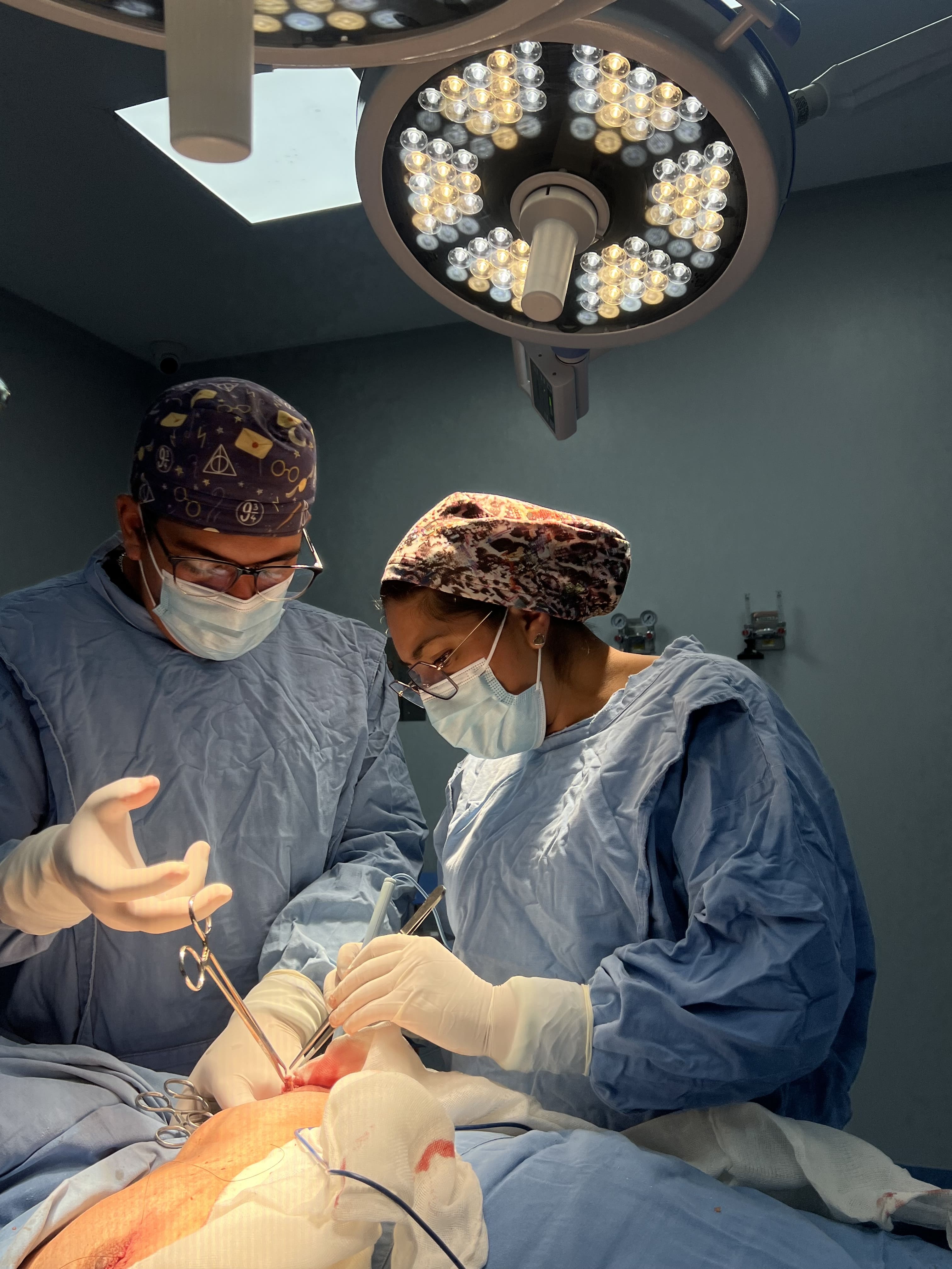 Equipo médico en cirugía ginecológica